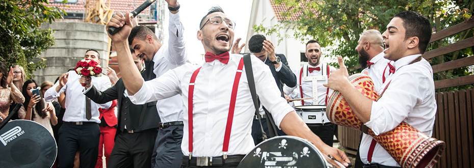 Feierliche atmosphaere bei der stimmungsreichen be